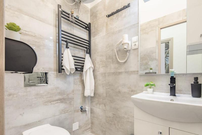 Very Central NEW and Modern Home - image 13