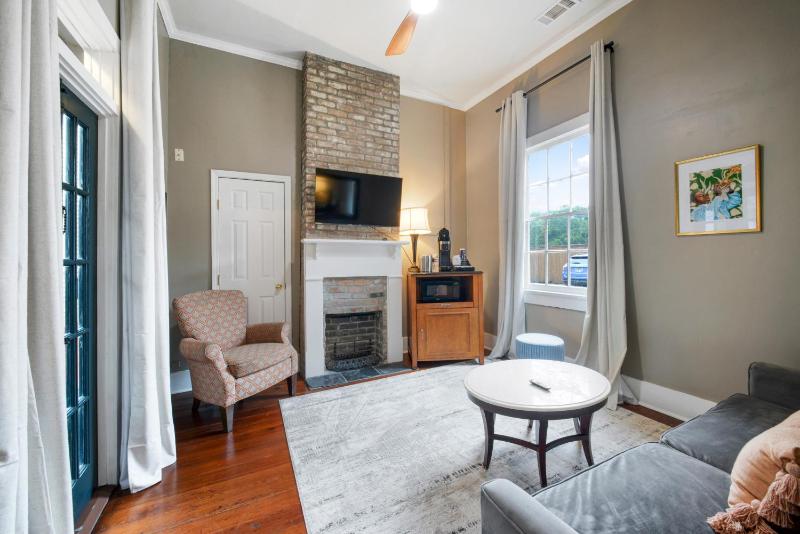 Deluxe King Suite image 3