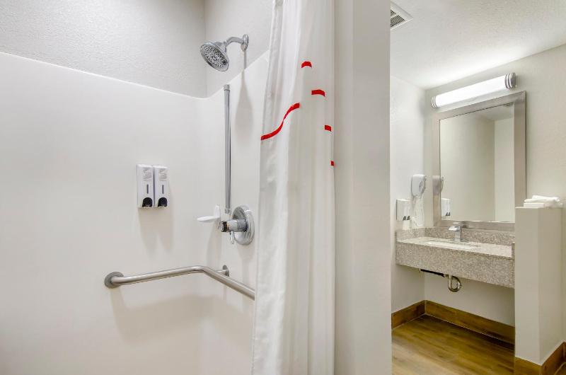 Superior King Room Disability Access Roll-In Shower Non-Smoking image 2
