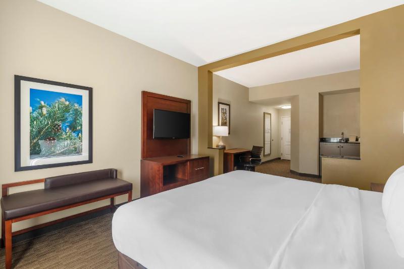 King Suite - Accessible/Non-Smoking image 2
