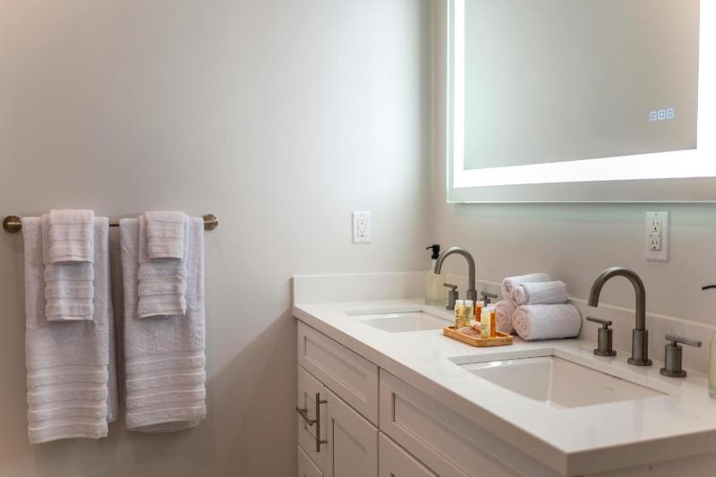 Harbor House Suite A - image 16