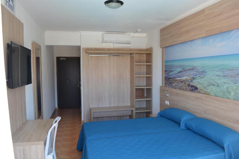 Superior Twin Room image 3