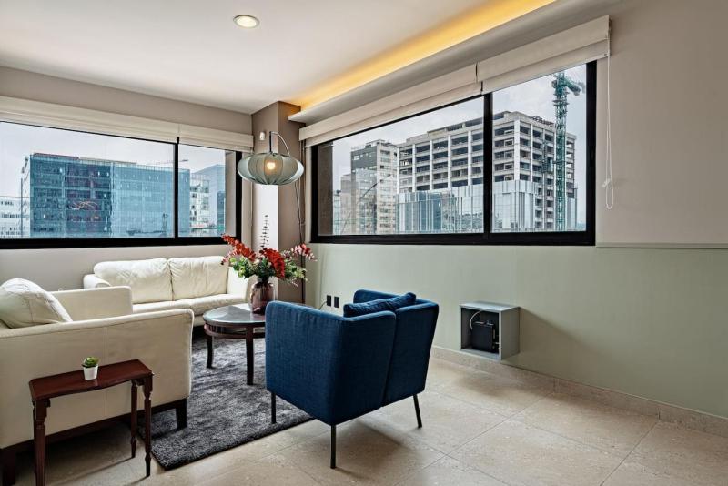Sleek High-Rise with Pool Gym Jacuzzi & BBQ Area - image 12