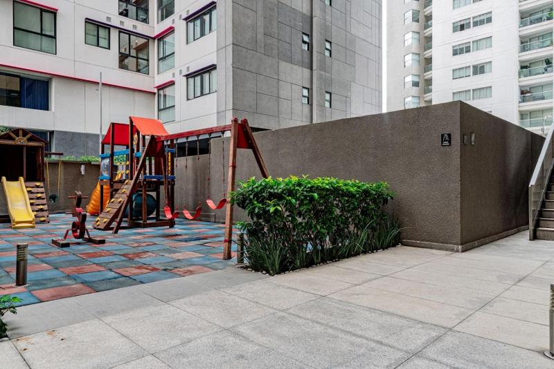 Sleek High-Rise with Pool Gym Jacuzzi & BBQ Area - image 7
