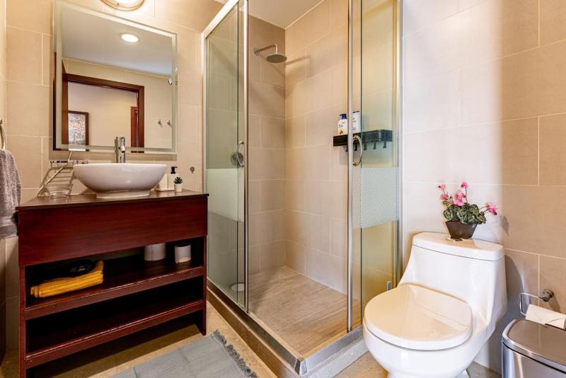 Sleek High-Rise with Pool Gym Jacuzzi & BBQ Area - image 8