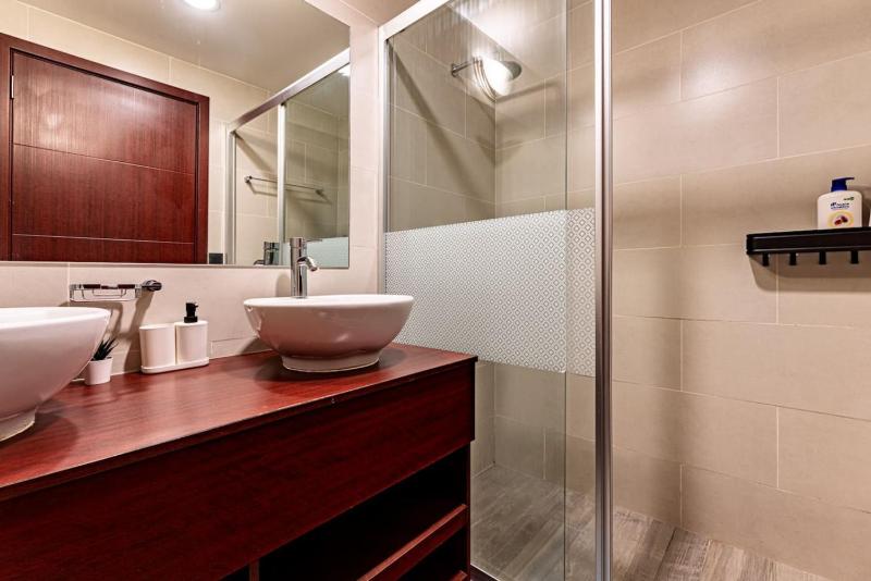 Sleek High-Rise with Pool Gym Jacuzzi & BBQ Area - image 22