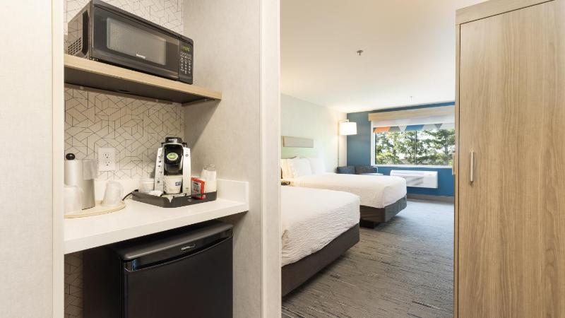 Standard Queen Room with Two Queen Beds and Extra Floor Space image 3