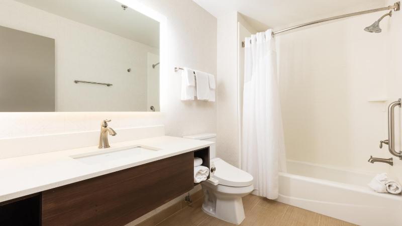 Standard King Room with Extra Floor Space image 4