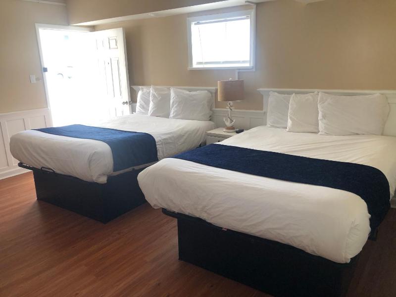 Queen Room with 2 Queen Beds image 4