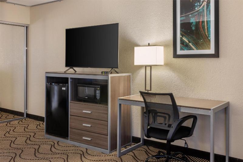 King Room - Non-Smoking image 2