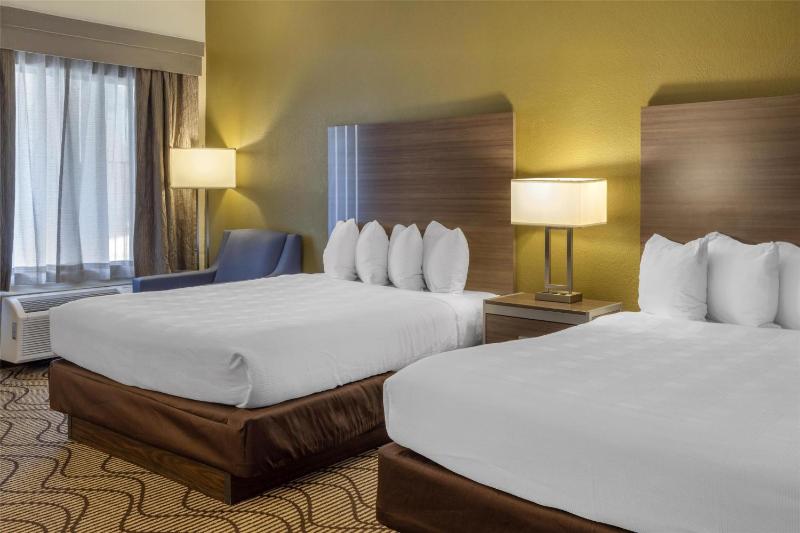Queen Room with Two Queen Beds and Roll-In Shower - Disability Accessible image 4