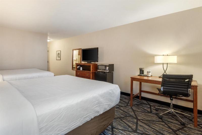 Queen Rooms with Two Queen Beds - Non-Smoking image 4