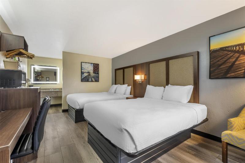 Queen Room with Two Queen Beds - Pet Friendly/Non-Smoking image 2