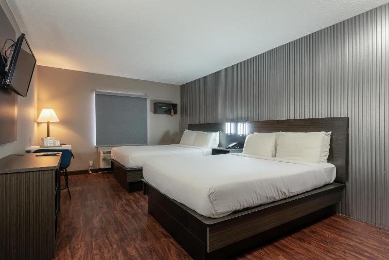 Queen Room with Two Queen Beds - Non-Smoking image 1