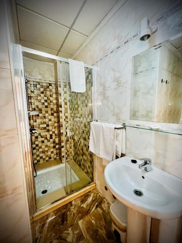 Single Room with Sea View image 4