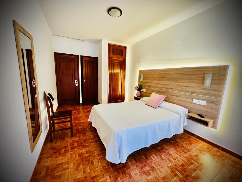 Double Room with Sea View image 4
