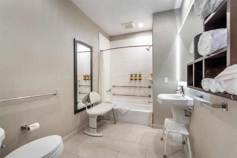Double Room with One Double Bed - Disability Access image 4