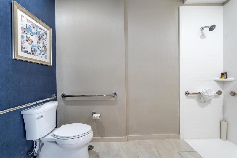 Double Room with Two Double Beds and Roll-In Shower - Disability Access image 4