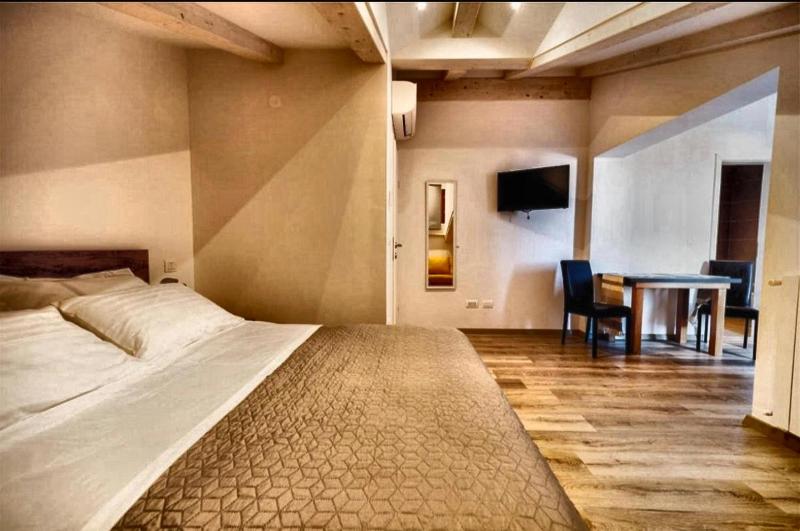 Deluxe Double Room with Balcony image 1