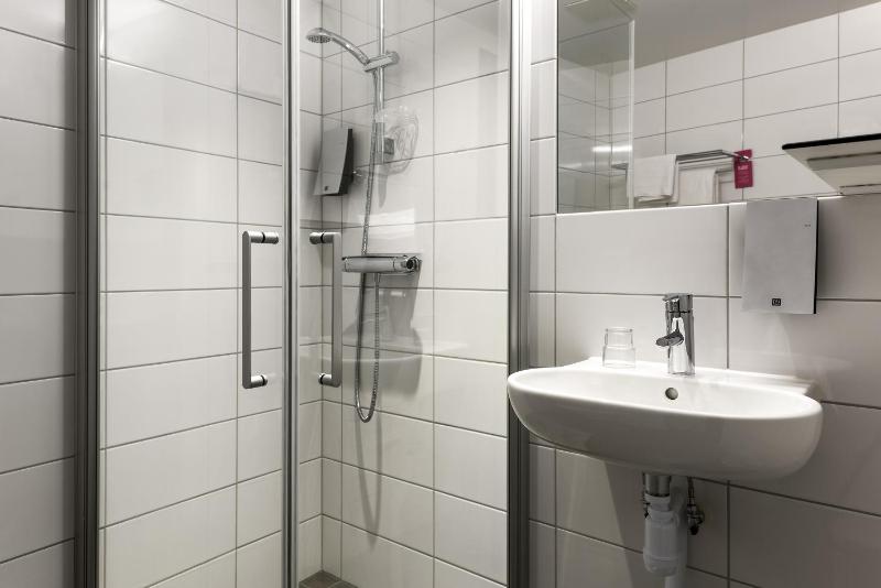 Compact Single Room image 4