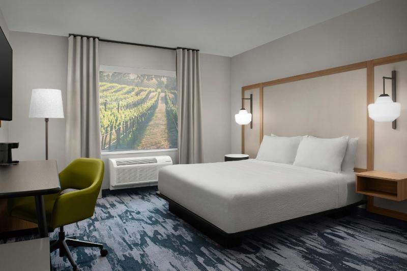 Standard King Room image 1