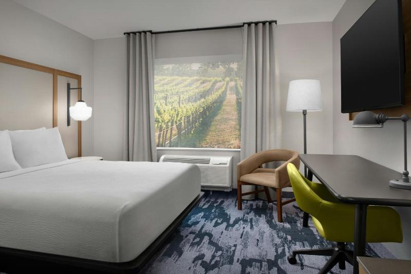 Standard King Room image 4
