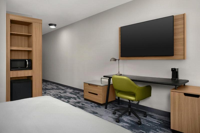 Standard King Room with Adapted Tub - Mobility and Hearing Accessible image 4