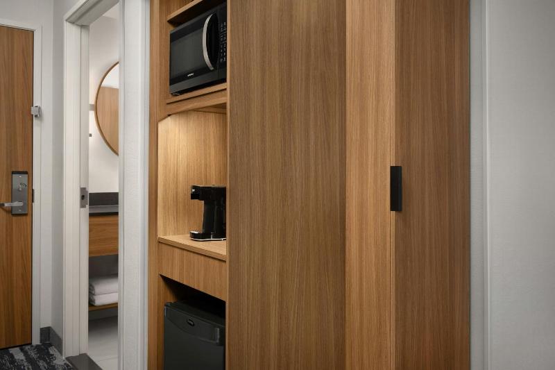 Standard Queen Room With Two Queen Beds - Hearing Accessible image 4