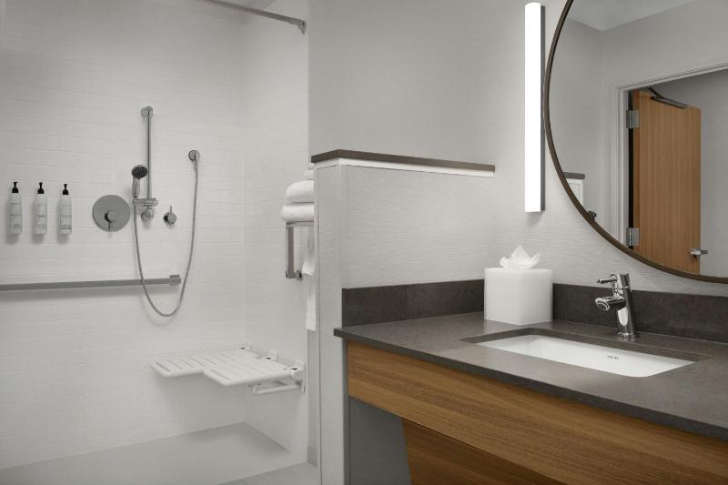 Standard King Room image 2