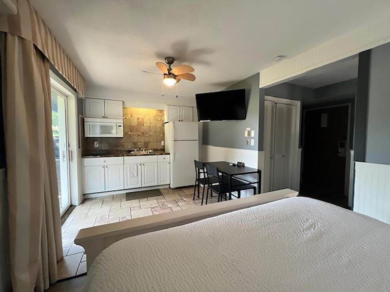 One-Bedroom Apartment with One Queen Bed and Bunk Beds- Non-Smoking image 4