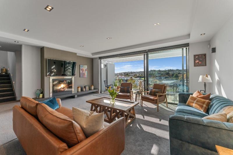 The Moorings Apartment 5 - a stone's throw from the lake! - image 1