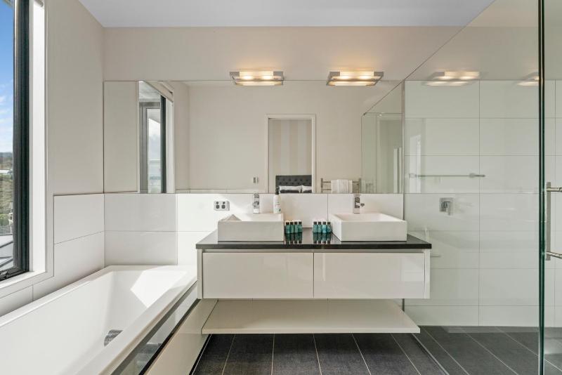 The Moorings Apartment 5 - a stone's throw from the lake! - image 26