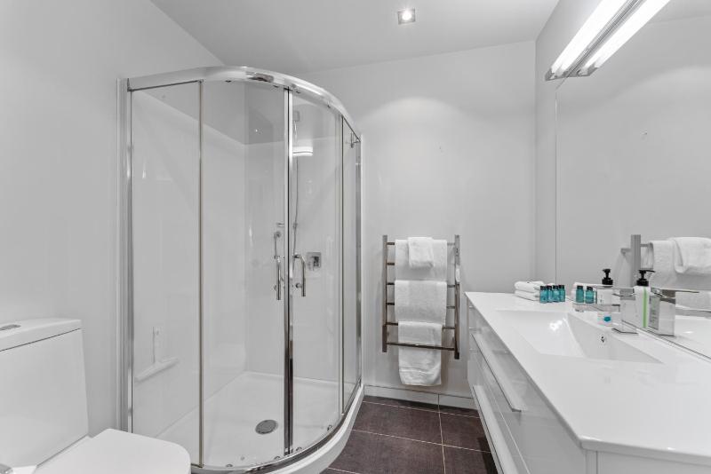 The Moorings Apartment 5 - a stone's throw from the lake! - image 7