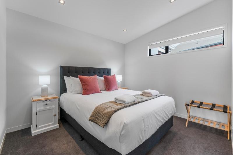 The Moorings Apartment 5 - a stone's throw from the lake! - image 22