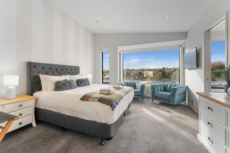 The Moorings Apartment 5 - a stone's throw from the lake! - image 9