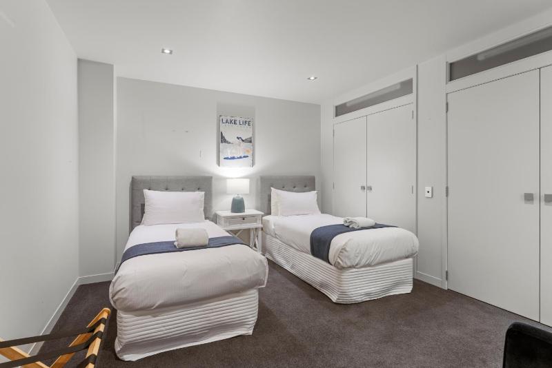 The Moorings Apartment 5 - a stone's throw from the lake! - image 3