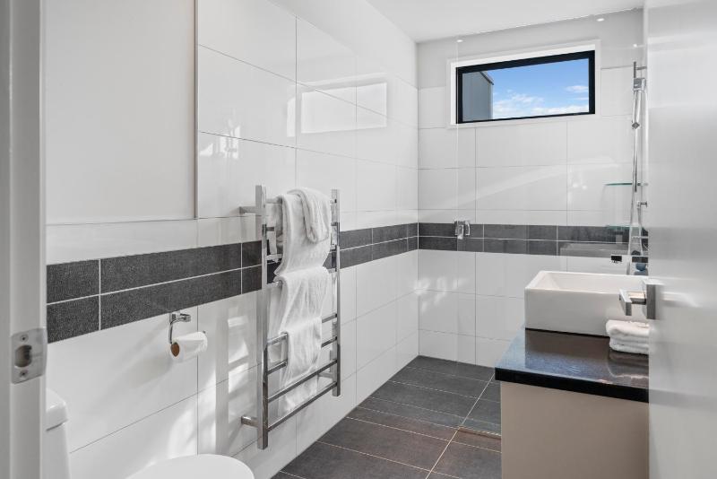 The Moorings Apartment 5 - a stone's throw from the lake! - image 8