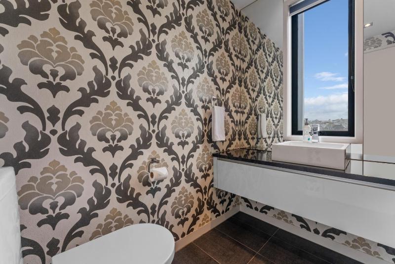 The Moorings Apartment 5 - a stone's throw from the lake! - image 10