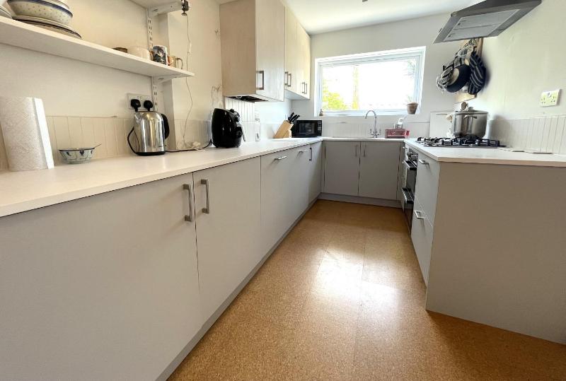 Trendy Easton Escape with Parking - image 9