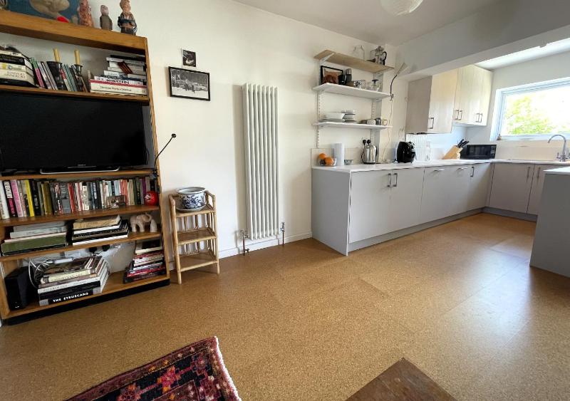 Trendy Easton Escape with Parking - image 11