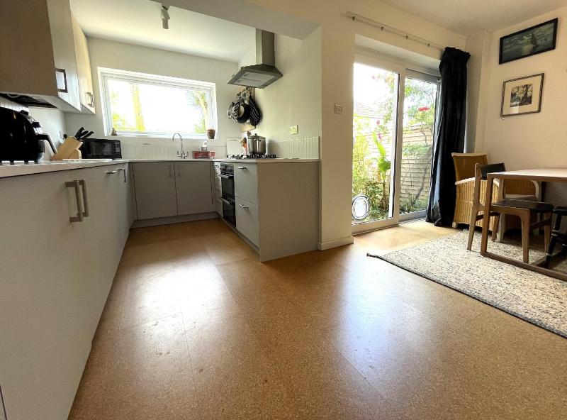 Trendy Easton Escape with Parking - image 17