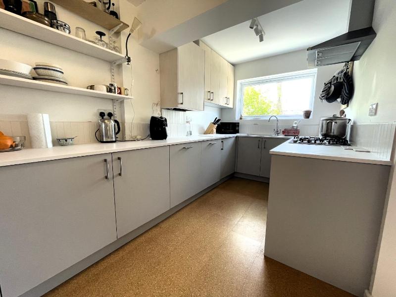Trendy Easton Escape with Parking - image 15