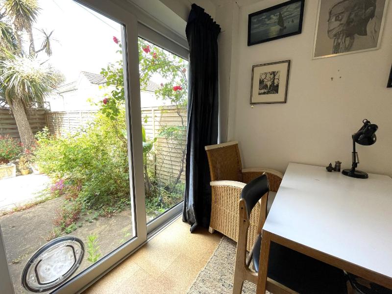 Trendy Easton Escape with Parking - image 10