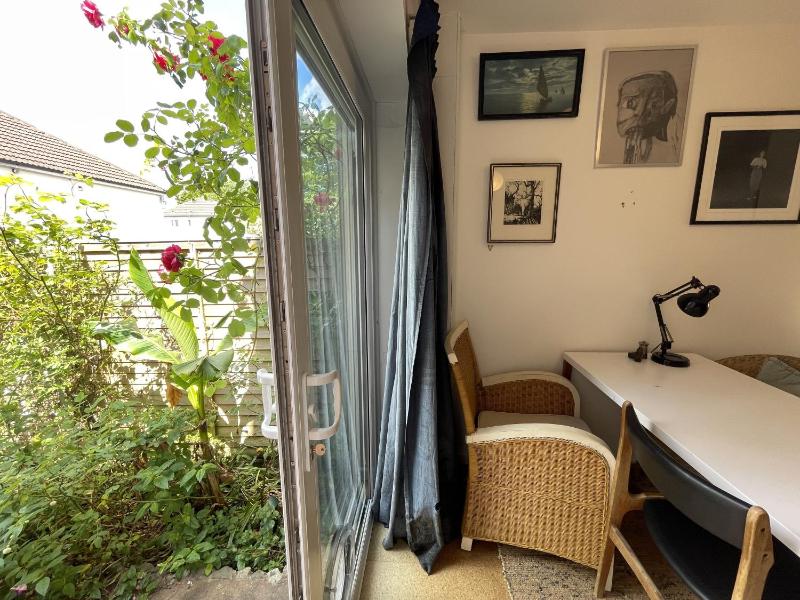 Trendy Easton Escape with Parking - image 12