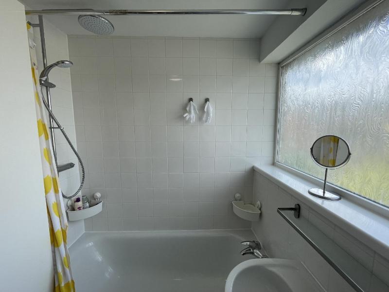 Trendy Easton Escape with Parking - image 14