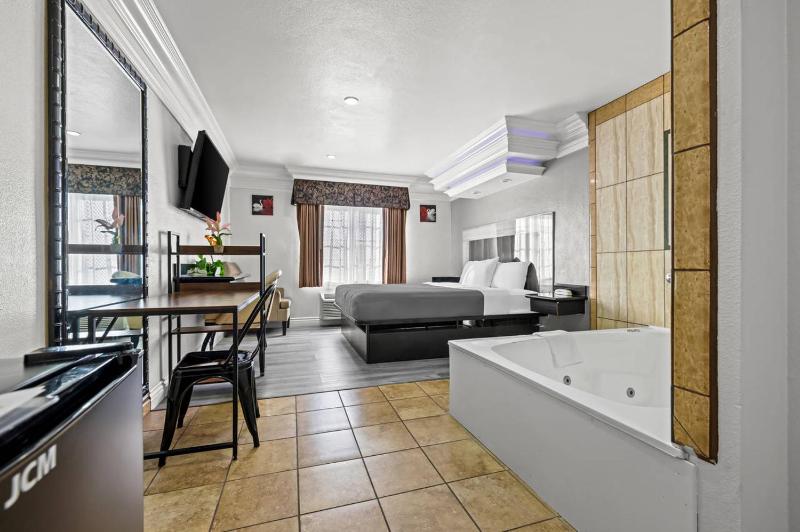 King Suite - Non Smoking image 4