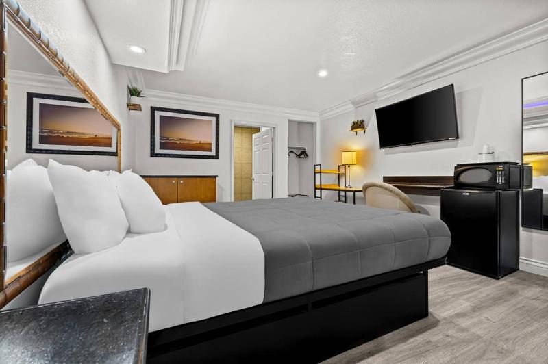 King Room with Roll-In Shower - Disability Access/Non Smoking image 4