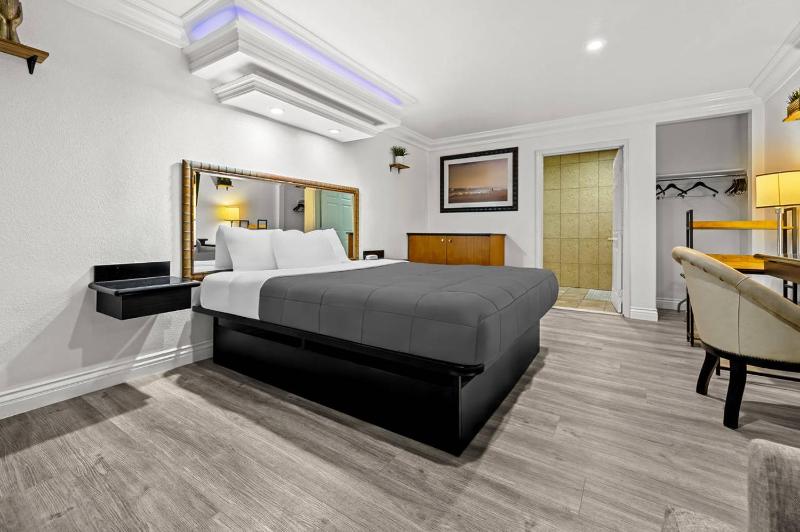 King Room with Roll-In Shower - Disability Access/Non Smoking image 3