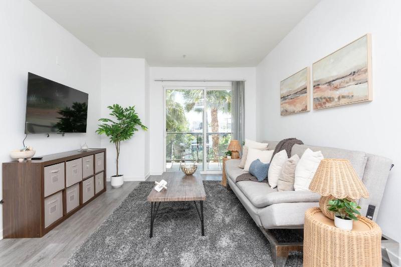 Hollywood Cozy Apartment - image 1