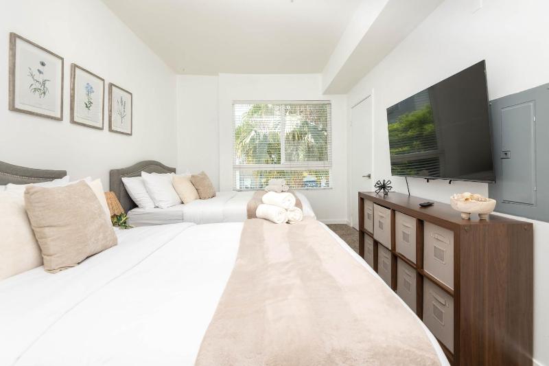 Hollywood Cozy Apartment - image 8